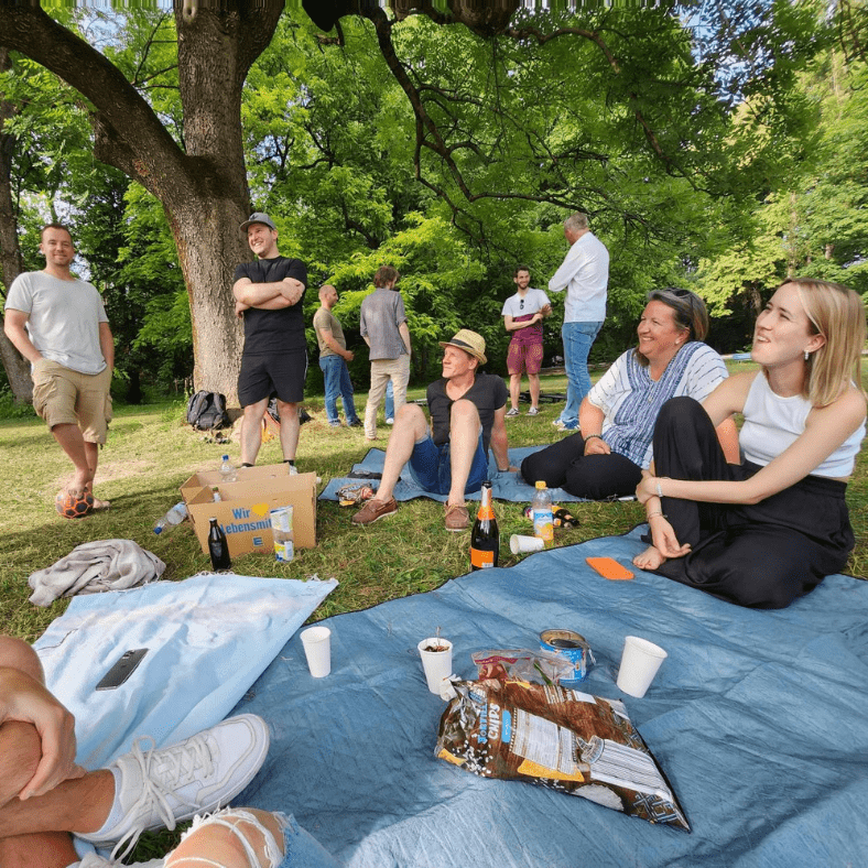 iS2 Team beim Picknick im Englischen Garten